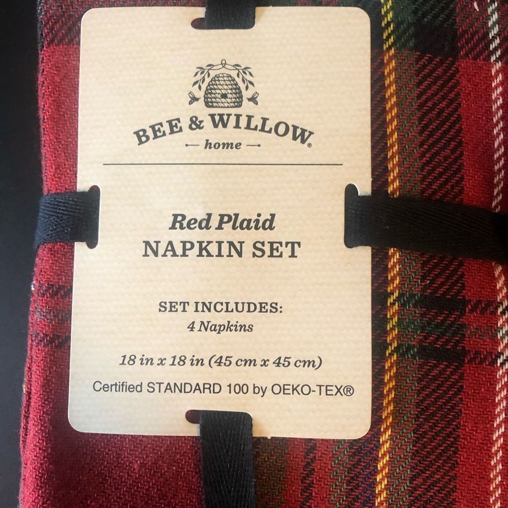 Bee & Willow Round Tablecloth, 4 Napkins and 2 Mini Oven Mitts - Picture 6 of 7